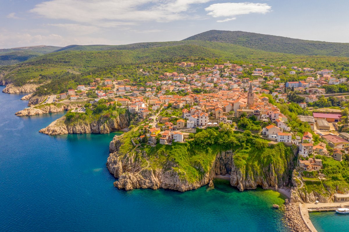 Località costiera di Vrbnik su una rupe a picco sul mare, isola di Krk in Croazia
