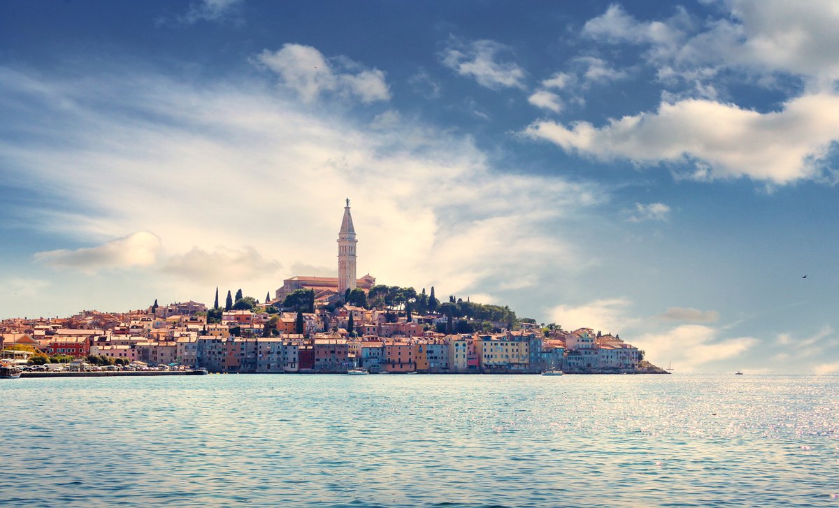 Città vecchia di Rovinj sul mare in Istria