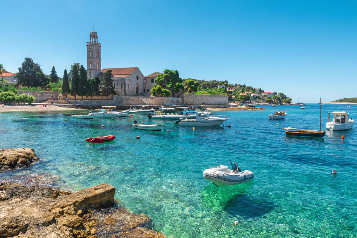 Monastero sul mare sull'isola di Hvar in Dalmazia