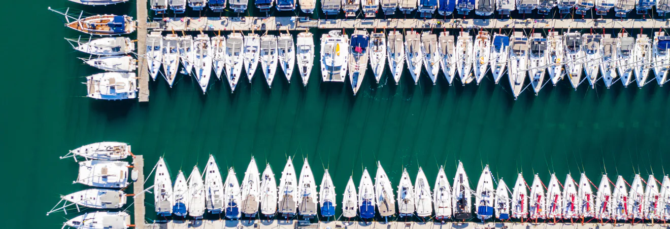 Porto turistico in Croazia con barche a vela ai pontili, visto dall’alto