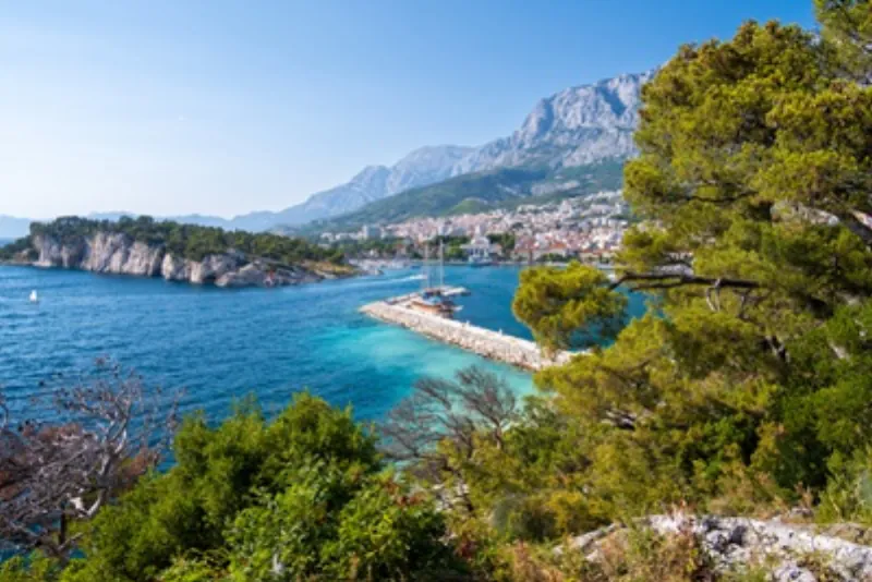 Vista di Makarska con porto e massiccio del Biokovo in Dalmazia