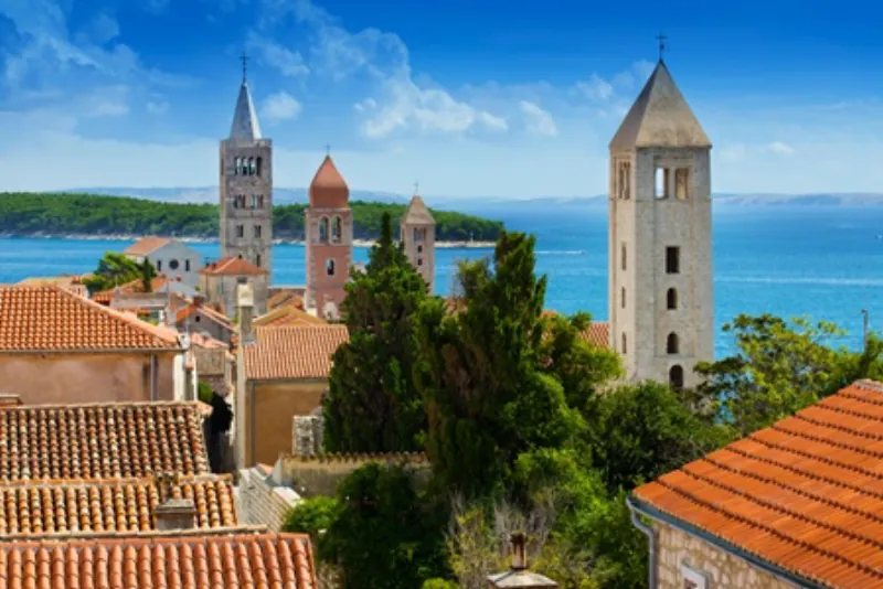 Centro storico di Rab con campanili e vista sul mare